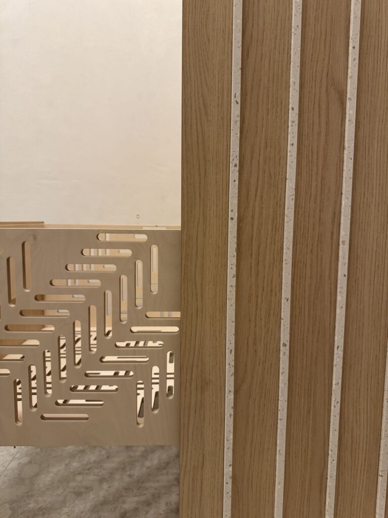 Mustriga freesitud sahtliesise detail